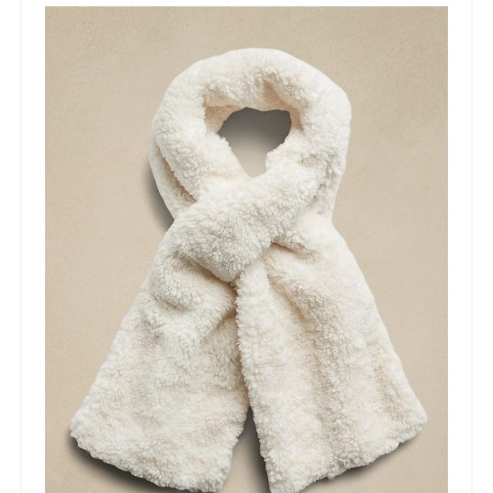 Banana Republic Sherpa Pull‑Through Scarf NWT Cozy Winter Scarf